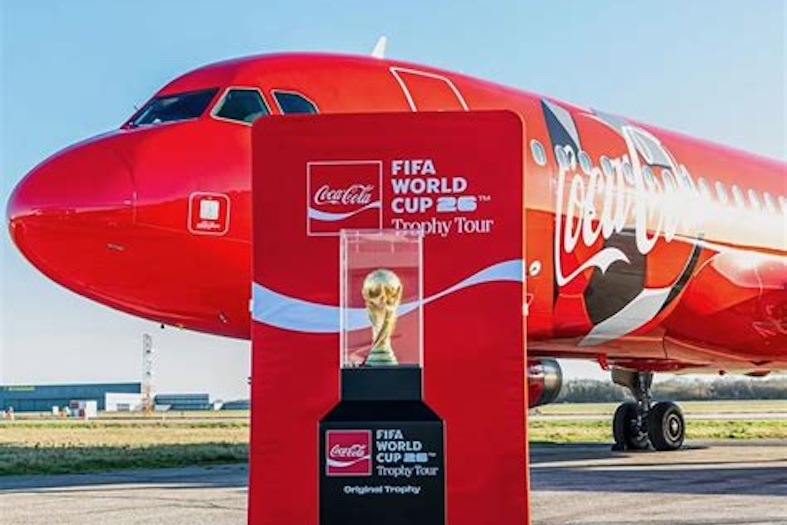 Coca-Cola e FIFA World Cup 2026, il trofeo dei Mondiali davanti all’aereo del Trophy Tour