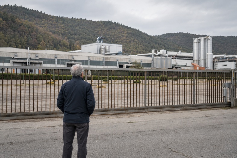 Ex lavoratore osserva uno stabilimento industriale chiuso, simbolo della crisi dell’ex Saeco di Gaggio Montano.
