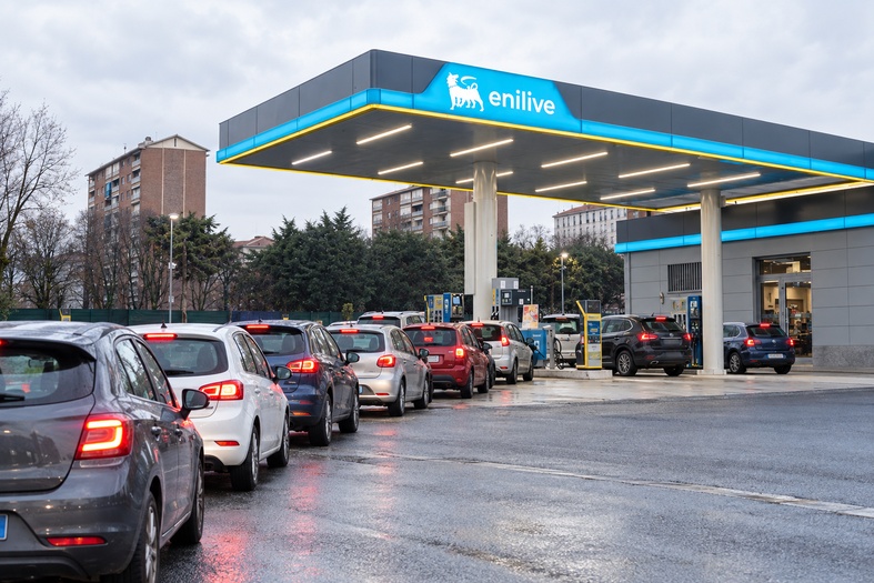 Lunga fila di auto in attesa di fare rifornimento di diesel presso una stazione Enilive.