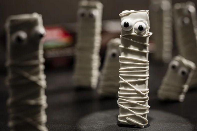 Wafer Loacker ricoperti di cioccolato e decorati con bende di cioccolato bianco e occhi per Halloween.
