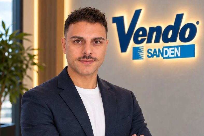Luca Valeri, nuovo After Sales Manager Italia di SandenVendo, davanti al logo aziendale.