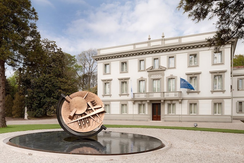 Sede di Massimo Zanetti Beverage Group con la scultura dedicata al mondo del caffè.