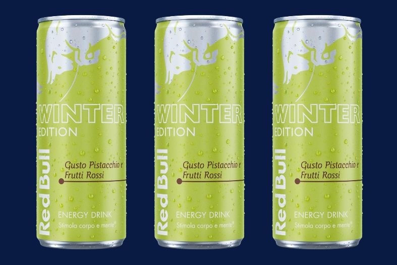 Tre lattine di Red Bull Winter Edition 2026 al gusto pistacchio e frutti rossi.