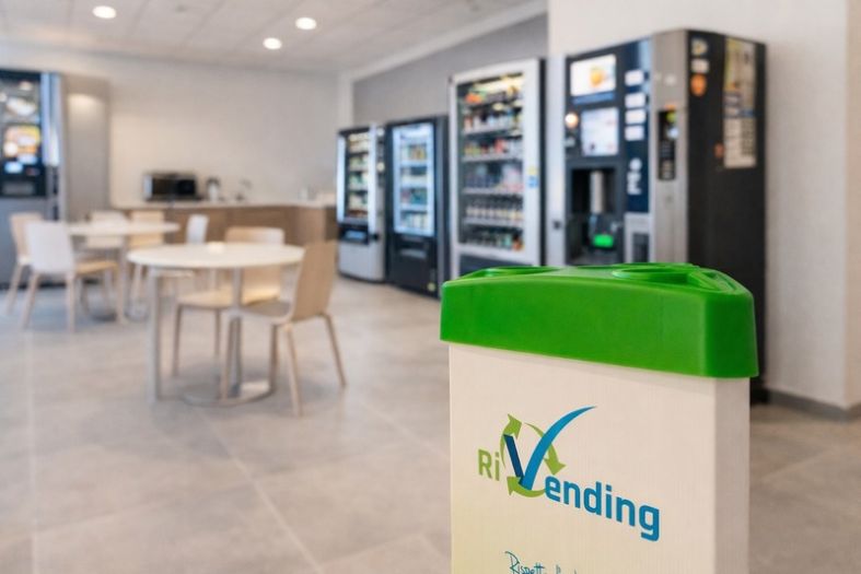 Cestini RiVending per la raccolta dedicata di bicchieri in polistirolo e bottiglie in PET utilizzati nella distribuzione automatica.