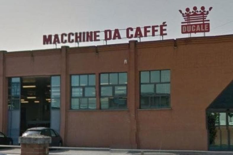 Esterno della sede Ducale di Parma, con l’insegna del produttore di macchine da caffè.