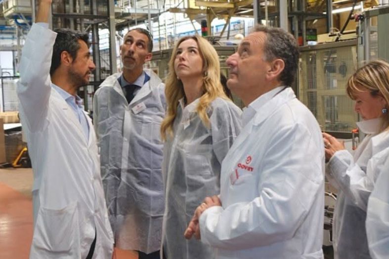 La sindaca di Genova Silvia Salis in visita allo stabilimento Covim di Tribogna nell’ambito di una giornata istituzionale in Val Fontanabuona