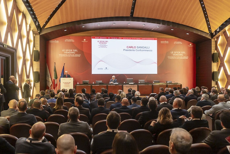Pubblico e relatori nella Sala Orlando di Confcommercio a Roma durante gli Stati Generali del Vending 2025.