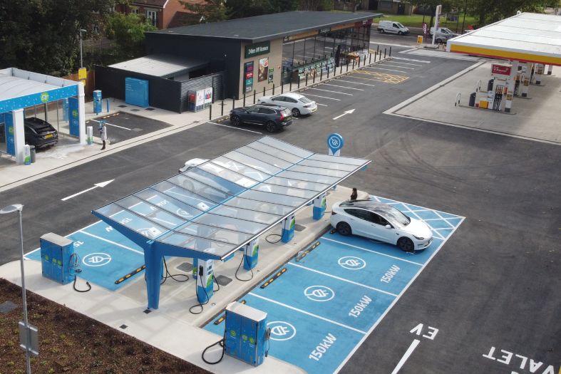 Stazione di servizio MFG EV Power e Shell a Putney nel Regno Unito