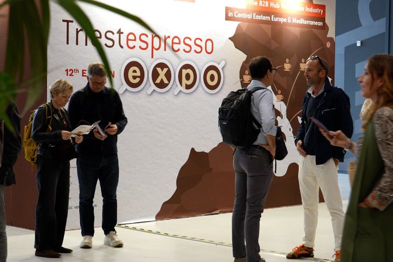 Visitatori a TriestEspresso Expo 2026 davanti al pannello della dodicesima edizione della fiera del caffè a Trieste.