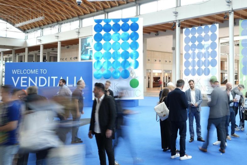 Visitatori nell’area di ingresso di Venditalia, la fiera della distribuzione automatica organizzata da Vending Expo, partecipata da IEG e Confida Servizi.
